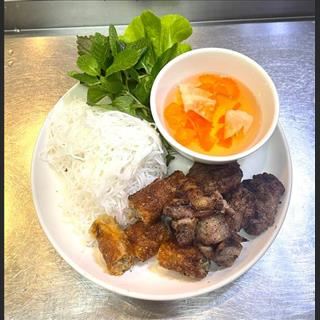 Shop nhỏ bán đồ ăn Việt, gần CBD cần sang nhượng