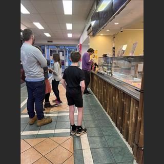 Cần sang shop sushi ở trung tâm Launceston city Tasmania