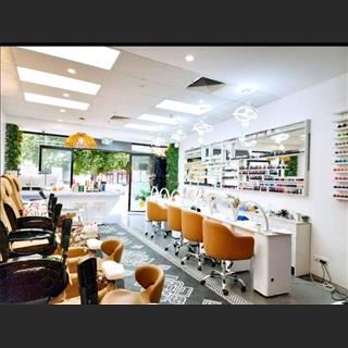 Cần sang tiệm nails mới mỏ khu thương mại ở Southport Central