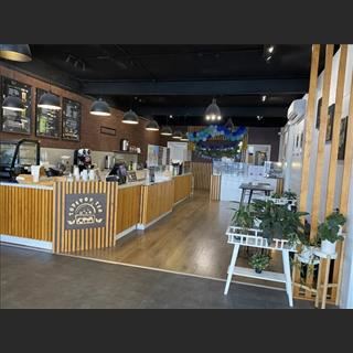 Shop trà sữa và bánh mì đông khách vùng Werribee cần sang