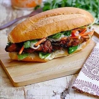 Shop bánh mì ở gần Haymarket cần nữ làm phụ bếp