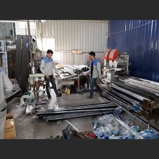 Xưởng cơ khí cần thợ chính và phụ lắp kính và hàng rào