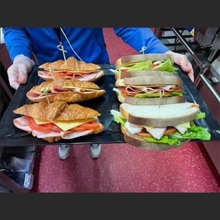 Tiệm bánh mì trên đường Churchill cần tuyển nhân viên bán hàng