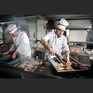 Nhà hàng cần tuyển vị trí kitchen hand / chef lương thoả thuận